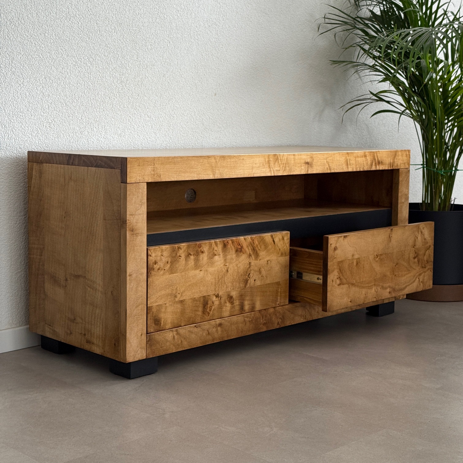 Skrinka pod TV z masívu LEA